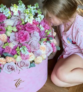 První dny v ateliéru a objednávka za 18.000k😍metrový box a 185 stonků,to je síla!no není to sen?milují vás a děkuji děkuji...